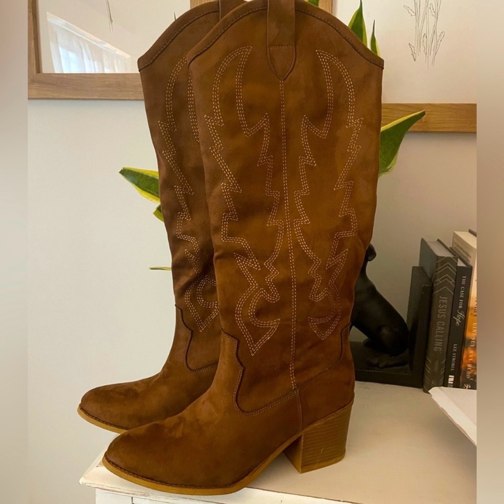 NWOT Dirty Laundry Suede Boot